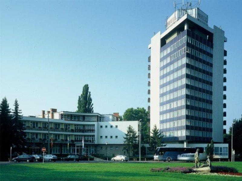 Hotel Nagyerdo Debrecen Bagian luar foto