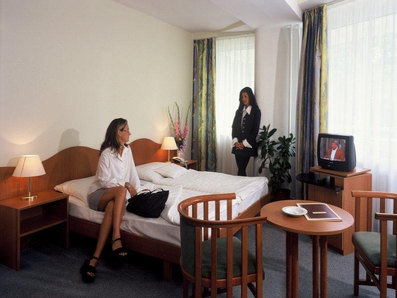 Hotel Nagyerdo Debrecen Bagian luar foto