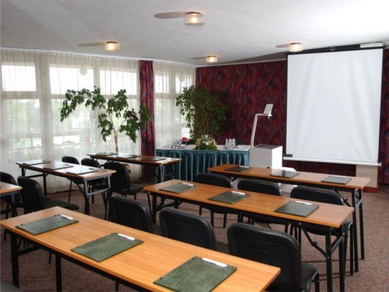 Hotel Nagyerdo Debrecen Bagian luar foto