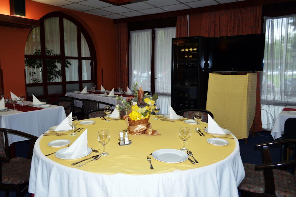 Hotel Nagyerdo Debrecen Bagian luar foto