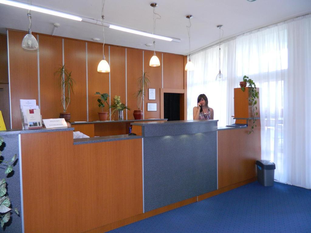 Hotel Nagyerdo Debrecen Bagian luar foto